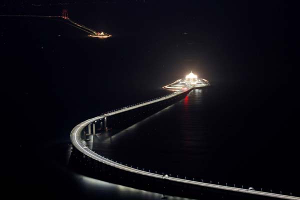 Dünyanın en uzun deniz üzerine köprüsü açılıyor