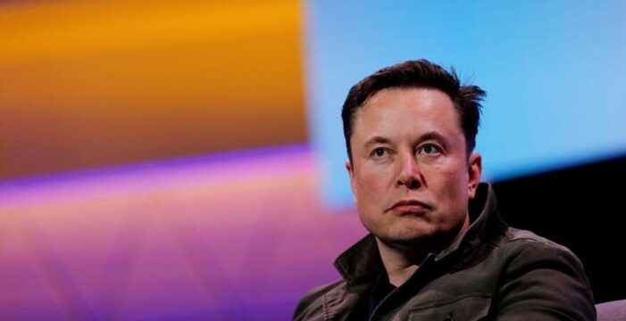 Elon Musk servetindeki düşüşe rağmen hala dünya zengini..