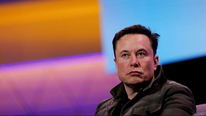 Elon Musk servetindeki düşüşe rağmen hala dünya zengini..