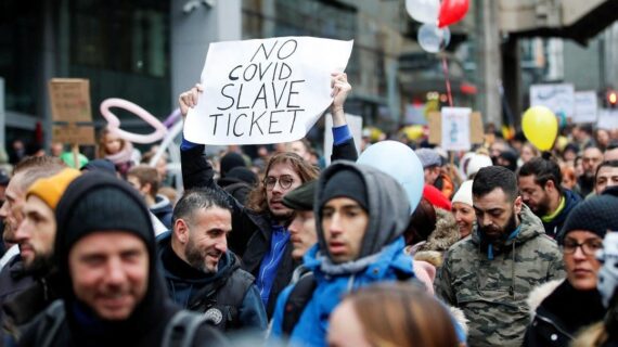 Brüksel’de binlerce kişi Covid-19 kısıtlamalarını protesto etti