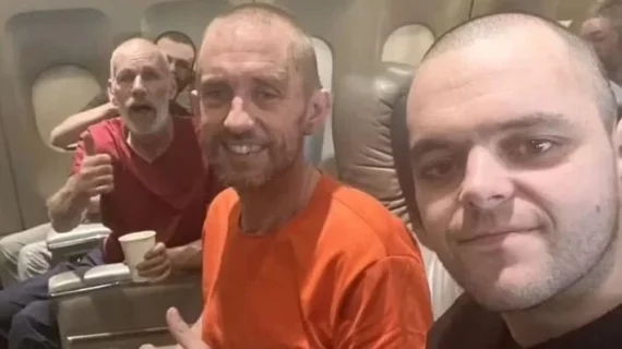 Roman Abramoviç serbest bırakılan savaş esirlerine iPhone ve biftek verdi