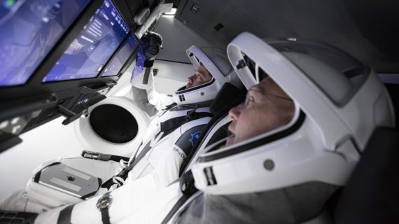 SpaceX insanlı uçuşu başarılı şekilde gerçekleşti