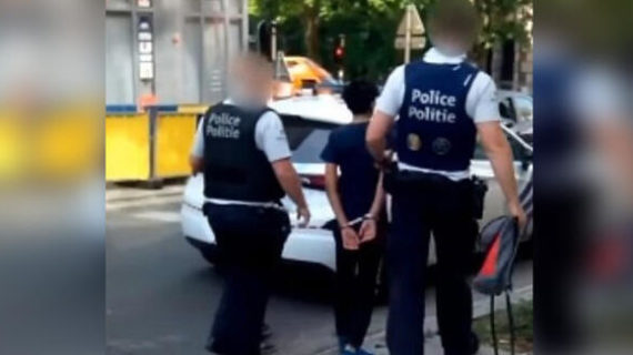Belçika’da polis 13 yaşındaki çocuğa ters kelepçe taktı