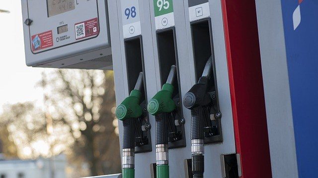 Fiyatlar gece yarısı değişti; benzine zam geldi..