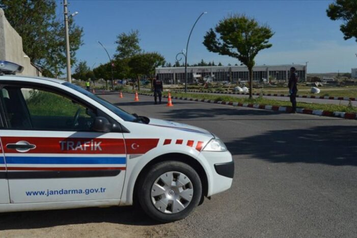 Karantinadaki aile tatil yolunda yakalandı