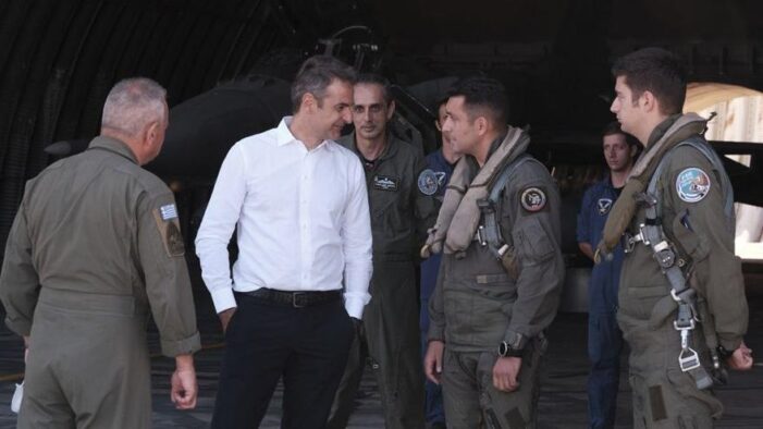Yunanistan Başbakanı Miçotakis Girit’teki hava üssüne gitti!..