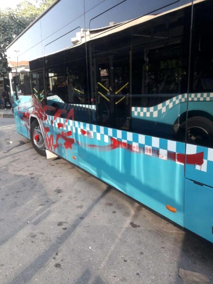 Otobüse alınmayan kadın aracı boyadı
