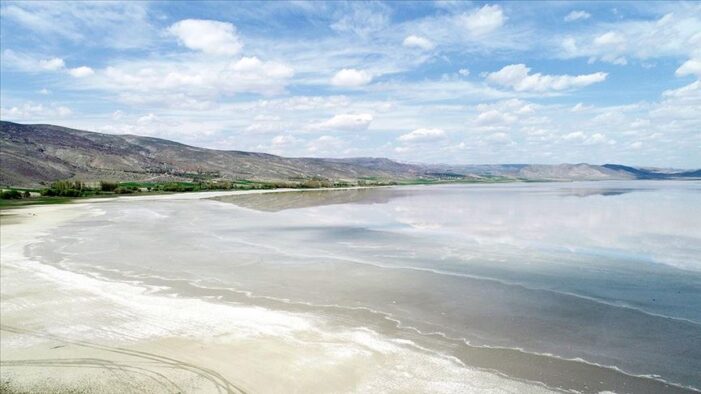 Tuz gölünün sessiz çığlığını duyan Mevlevi Derviş neyiyle insanlığa haykırdı..