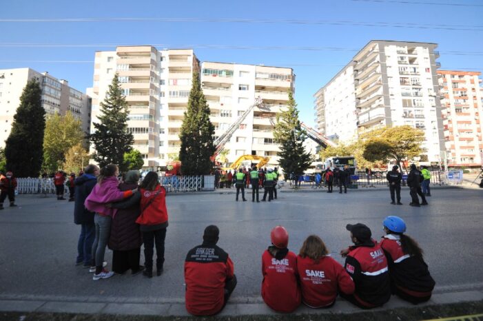 ‘Duvarlar ve kolonlar yıkılarak dükkanlar birleştirildi’