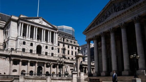 BoE varlık alım hedefini 150 milyar sterlin artırdı BoE varlık alım hedefini 150 milyar sterlin artırdı