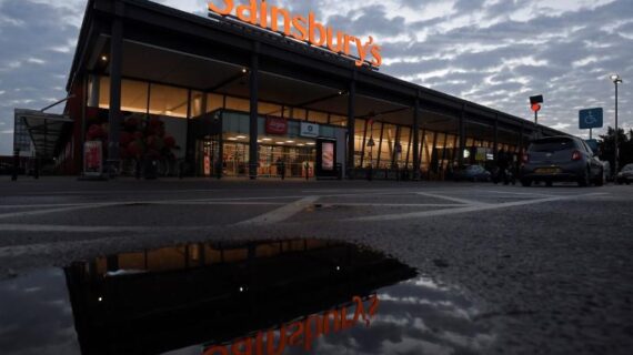 İngiliz perakende devi 3 bin 500 kişiyi işten çıkarıyor İngiliz perakende devi 3 bin 500 kişiyi işten çıkarıyor