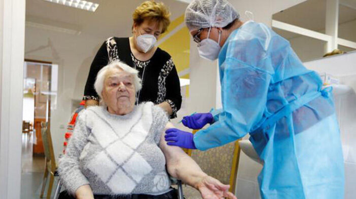 COVID-19: “Aşı olanlar virüsü yayabilir!..”