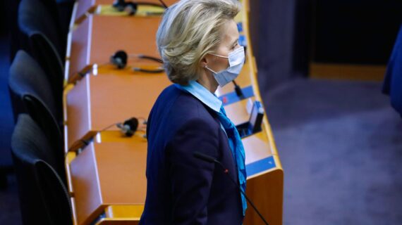 AB Komisyonu Başkanı: “Aşı izinlerini almakta geç kaldık”