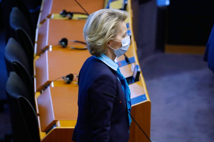 AB Komisyonu Başkanı: “Aşı izinlerini almakta geç kaldık”