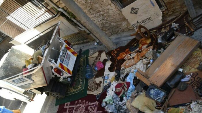 Yalnız yaşadığı evinden tam 6 kamyon çöp çıktı