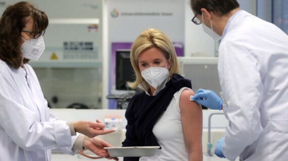 Almanya’da aşı randevularını iptal etmeyenlere para cezası!..