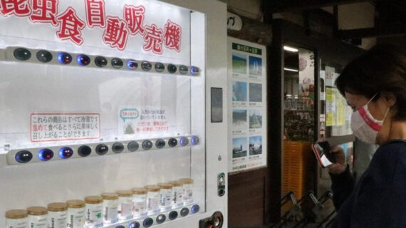 Japonya’da atıştırmalık böcek otomatları kuruldu