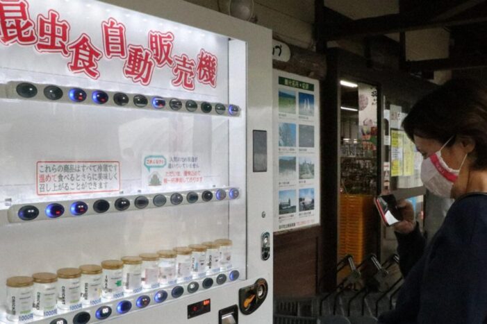 Japonya’da atıştırmalık böcek otomatları kuruldu