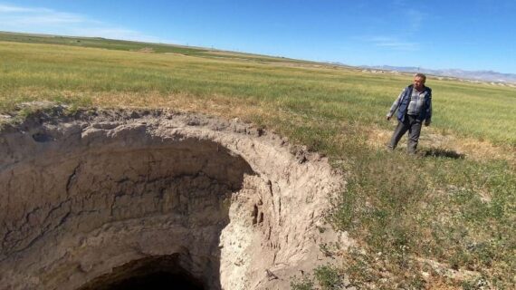 Dev çukur köylüleri tedirgin ediyor