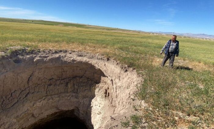 Dev çukur köylüleri tedirgin ediyor