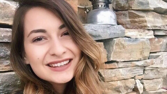 Esra öğretmen canlı derste beyin kanaması geçirdi!..