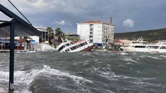 Ayvalık’ı kuvvetli fırtına vurdu..