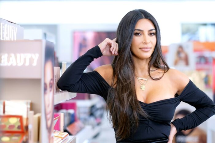Kim Kardashian’a bir dava da evindeki çalışanlarından..