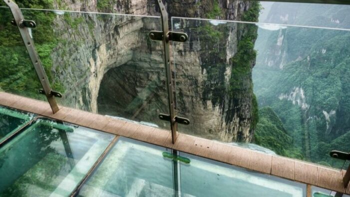 Çin’de cam panelli köprünün camları kırıldı