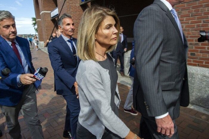 Ünlü oyuncu Lori Loughlin’in Meksika’ya gitme isteklerini mahkeme onayladı