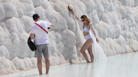 Türkiye’nin beyaz cenneti Pamukkale’nin tadını turistler çıkardı