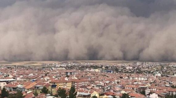 ‘Toz fırtınası’ ev ve iş yerlerinin çatısını uçurdu