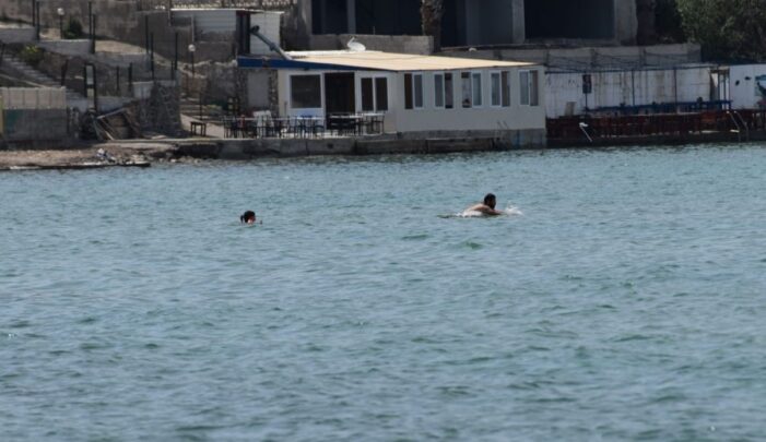 Tam kapanmada bazı vatandaşlar denize girdi