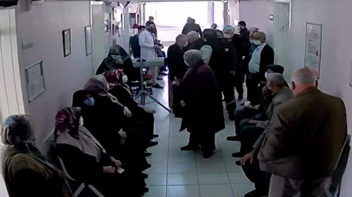 Randevusuz aşı sırası bekleyenler izdihama neden oldu