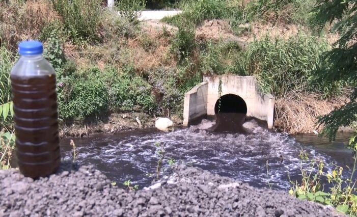 Nilüfer Çayı kirli atıklar nedeniyle siyaha büründü