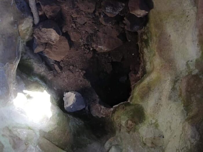 Türbede define aradılar