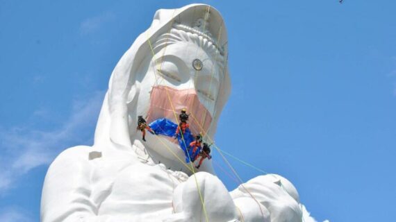 Japonya’daki dev Budist tanrıça heykeline yüz maskesi!..