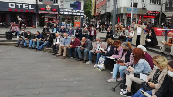 Altın madenine karşı çıplak ayakla kitap okuma eylemi Altın madenine karşı çıplak ayakla kitap okuma eylemi