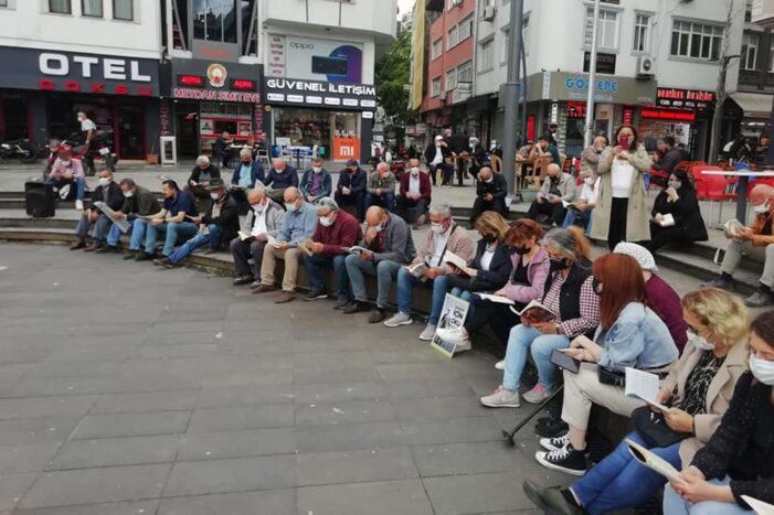 Altın madenine karşı çıplak ayakla kitap okuma eylemi