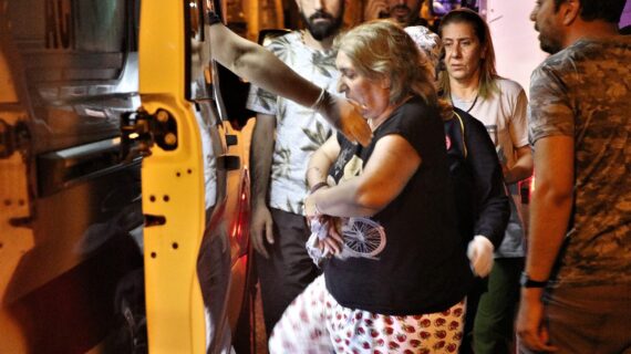 Polisle girilen çatışmada seken kurşun balkonda uyuyan kadına isabet etti