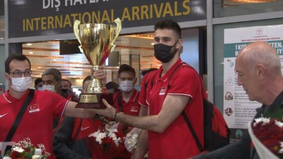 A Milli Voleybol Erkek Takımı şampiyonluk kupası ile İstanbul’a döndü