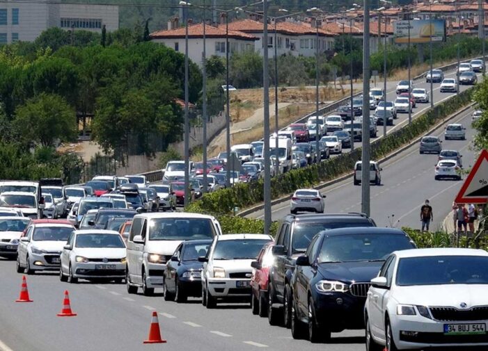 5 milyon tatilcinin dönüş çilesi başladı