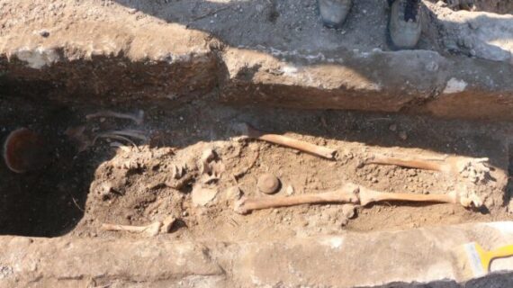 Adıyaman’da yürütülen kazı çalışmalarında 1000 yıllık iskelet bulundu Adıyaman’da yürütülen kazı çalışmalarında 1000 yıllık iskelet bulundu