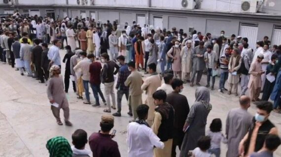 Binlerce Afgan Kabil’deki pasaport bürosuna akın ediyor