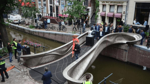 3D teknolojisi kullanılarak yapılan akıllı köprünün açılışını robot yaptı 3D teknolojisi kullanılarak yapılan akıllı köprünün açılışını robot yaptı