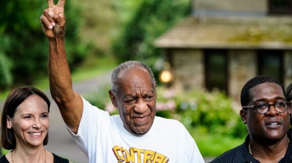Bill Cosby sahnelere dönmeye hazırlanıyor