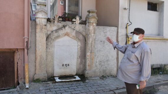 112 yıllık tarihi çeşme binalar arasında kaldı