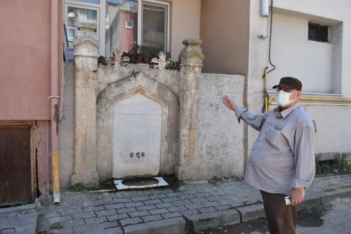 112 yıllık tarihi çeşme binalar arasında kaldı