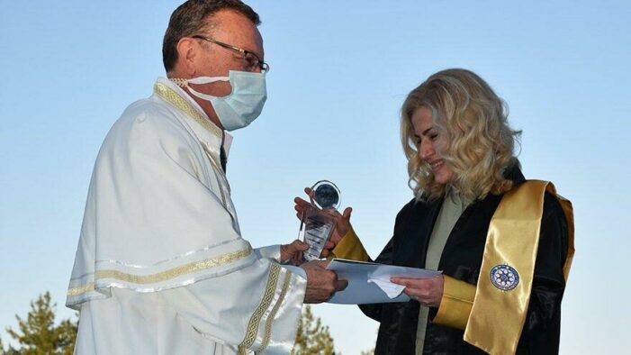 Tarih merakı sebebiyle girdiği üniversiteyi birincilikle bitirdi