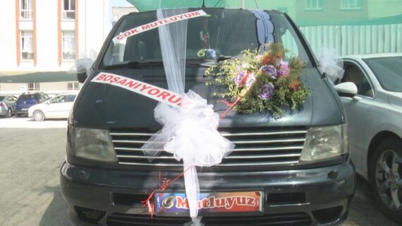 Adliyeye üzerinde “Çok mutluyum, boşanıyoruz” yazdırdığı araçla geldi