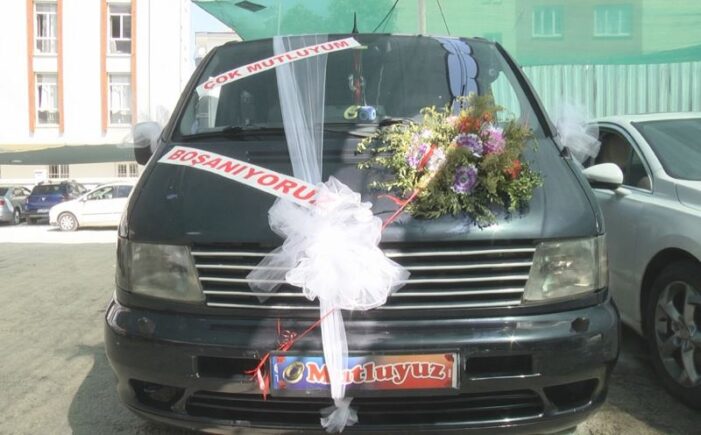 Adliyeye üzerinde “Çok mutluyum, boşanıyoruz” yazdırdığı araçla geldi